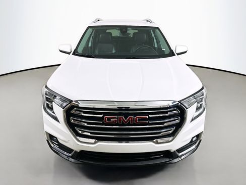 Used 2024 GMC Terrain SLT image 2