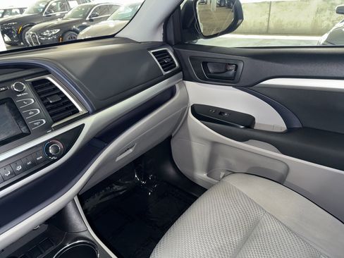 Used 2019 Toyota Highlander LE FWD image 29