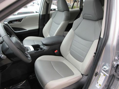 Used 2023 Toyota RAV4 XLE Premium image 31