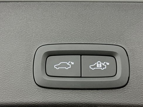 Used 2025 Volvo XC40 B5 Plus image 32