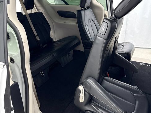 Used 2024 Chrysler Pacifica Touring-L FWD image 29