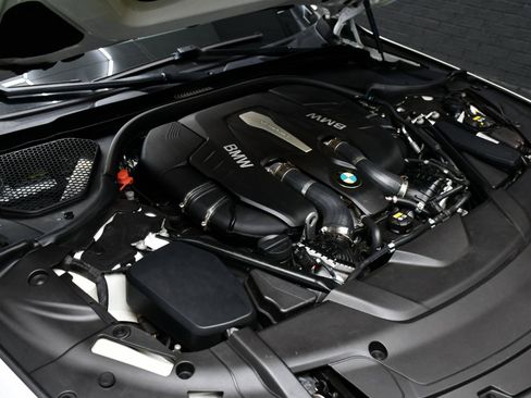 Used 2016 BMW 750i RWD image 14