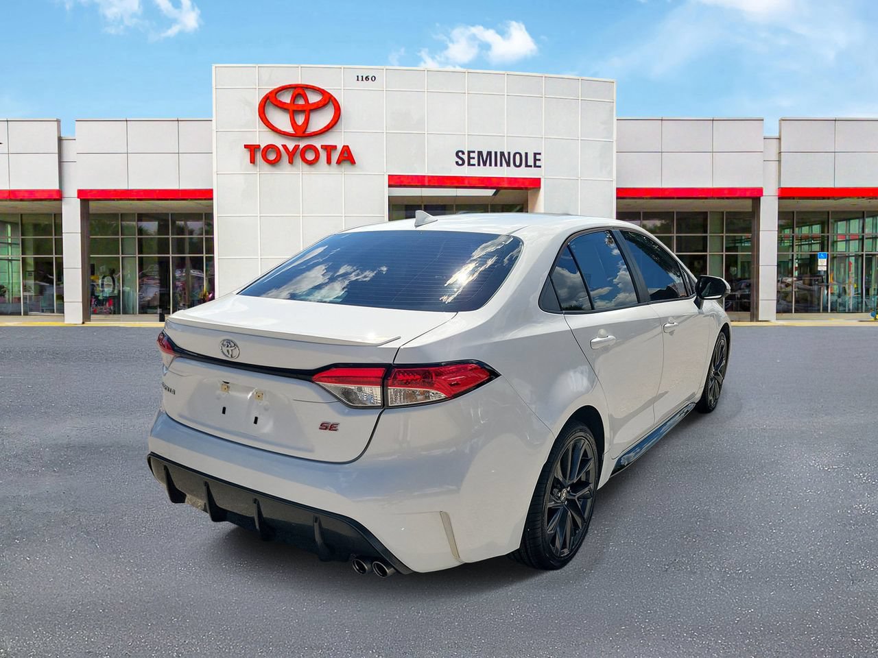 Used 2024 Toyota Corolla SE FWD image 3