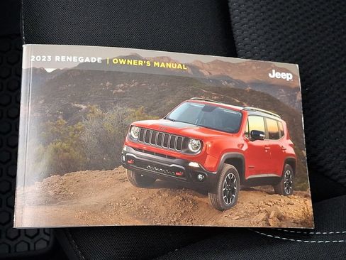 Used 2023 Jeep Renegade Latitude w/ Sun/Sound Group AWD/4WD image 32