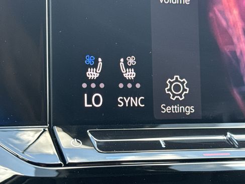 Certified 2025 Volkswagen Atlas SE FWD image 14