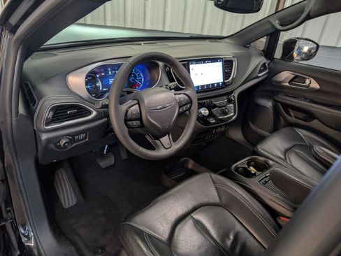Used 2022 Chrysler Pacifica Touring-L w/ S Appearance Package FWD image 4