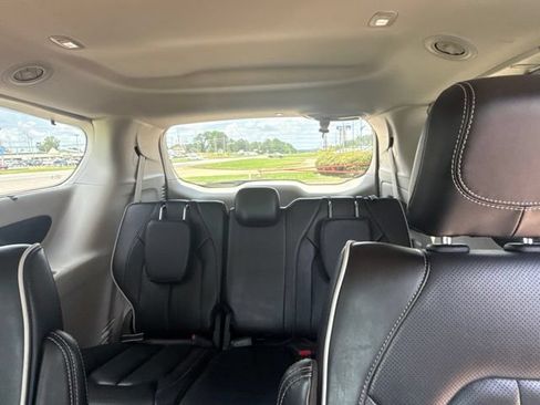 Used 2023 Chrysler Pacifica Limited FWD image 28
