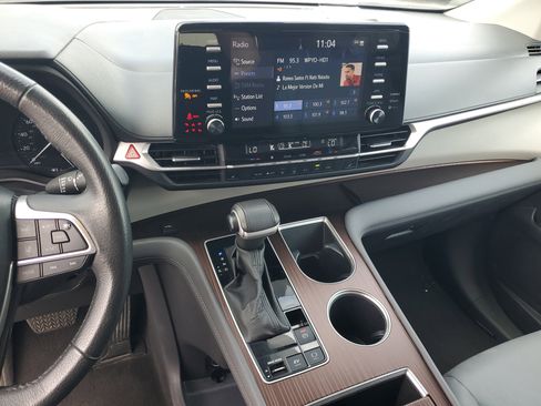 Used 2024 Toyota Sienna XLE FWD image 22