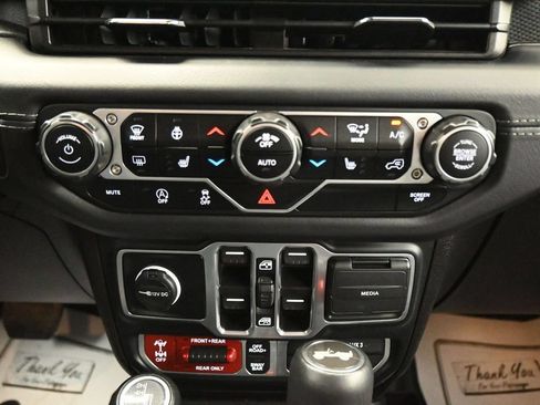 Used 2025 Jeep Wrangler Unlimited Rubicon w/ Convenience Group AWD/4WD image 22