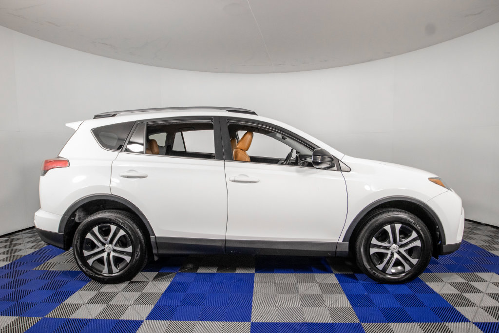 Used 2018 Toyota RAV4 LE FWD image 4