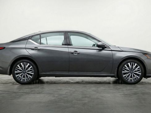 Used 2025 Nissan Altima 2.5 SV FWD image 11
