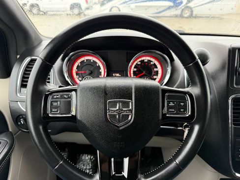 Used 2016 Dodge Grand Caravan SE image 31