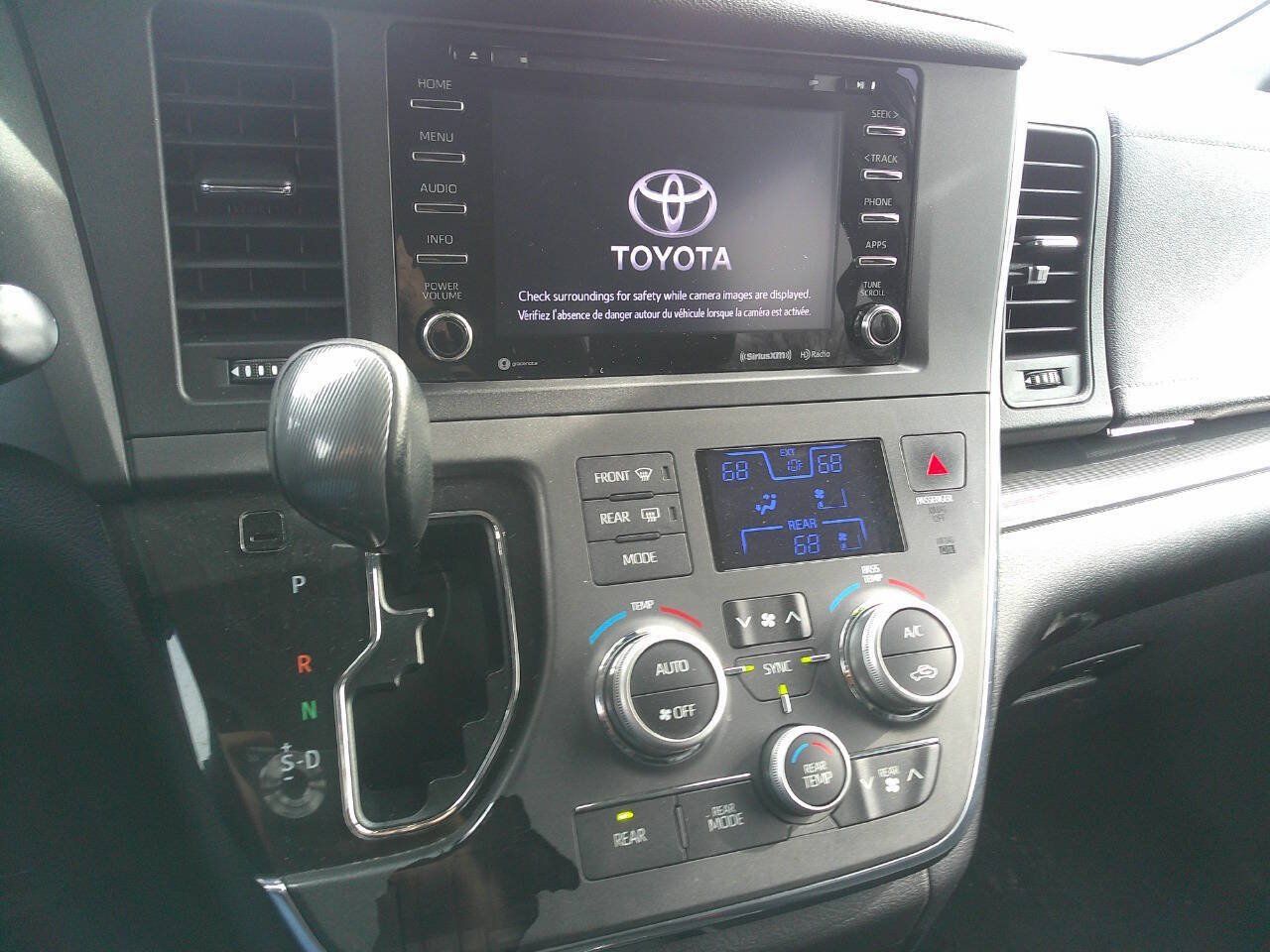 Used 2018 Toyota Sienna SE FWD image 18
