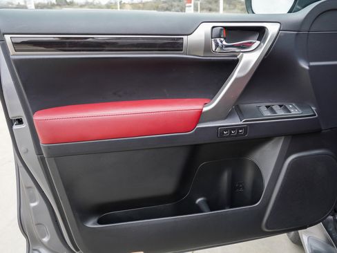 Used 2023 Lexus GX 460 Premium w/ Accessory Package image 21