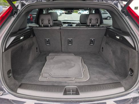 Used 2023 Cadillac XT4 Luxury w/ Cold Weather Package AWD/4WD image 13