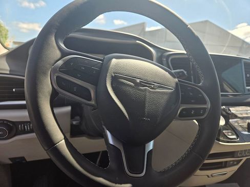 Used 2022 Chrysler Pacifica Touring-L FWD image 8