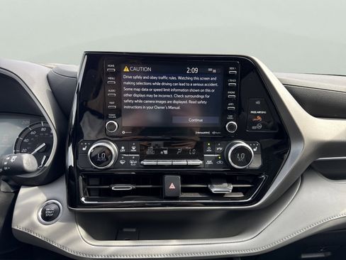 Used 2021 Toyota Highlander XLE image 21