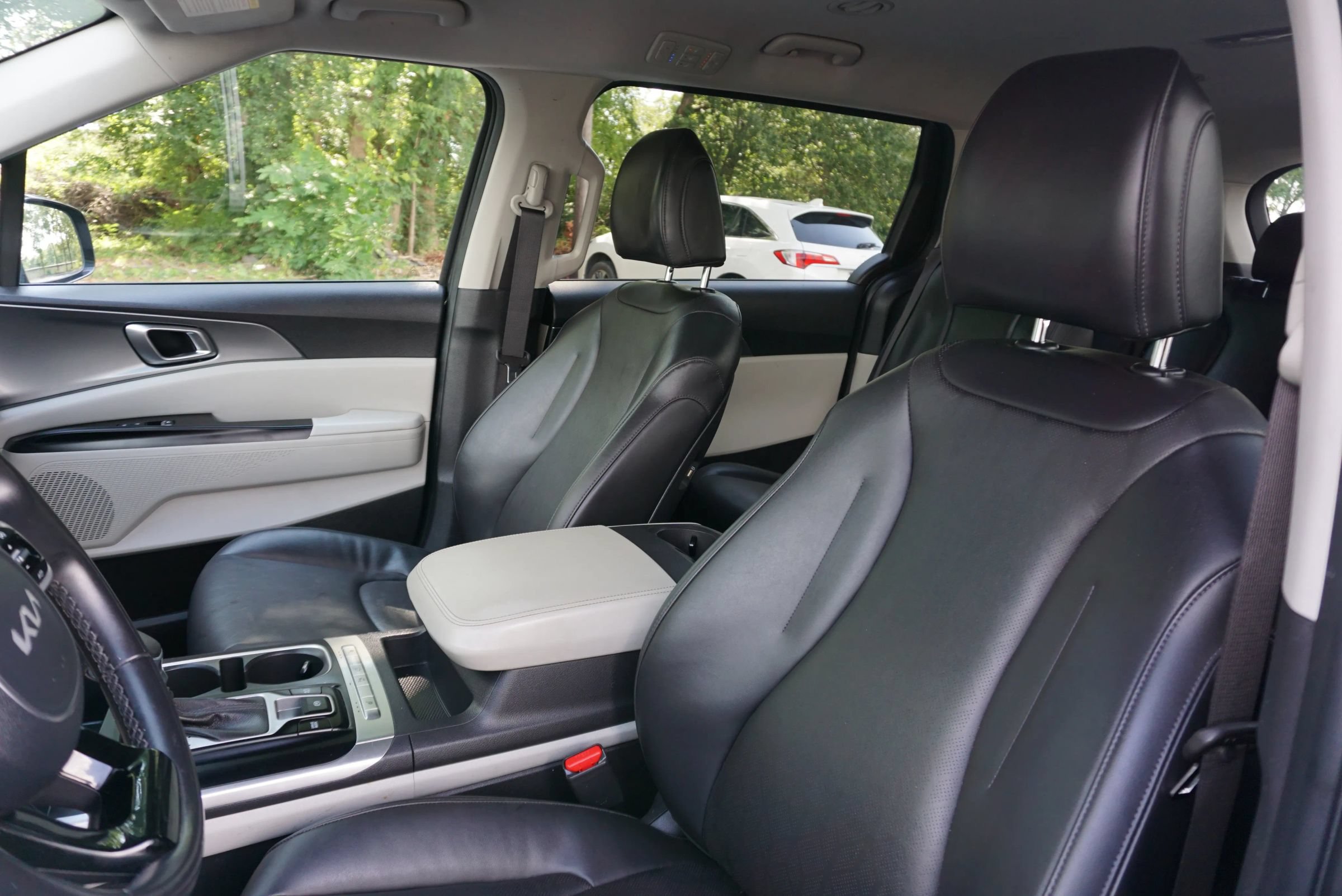 Used 2022 Kia Carnival LX FWD image 31