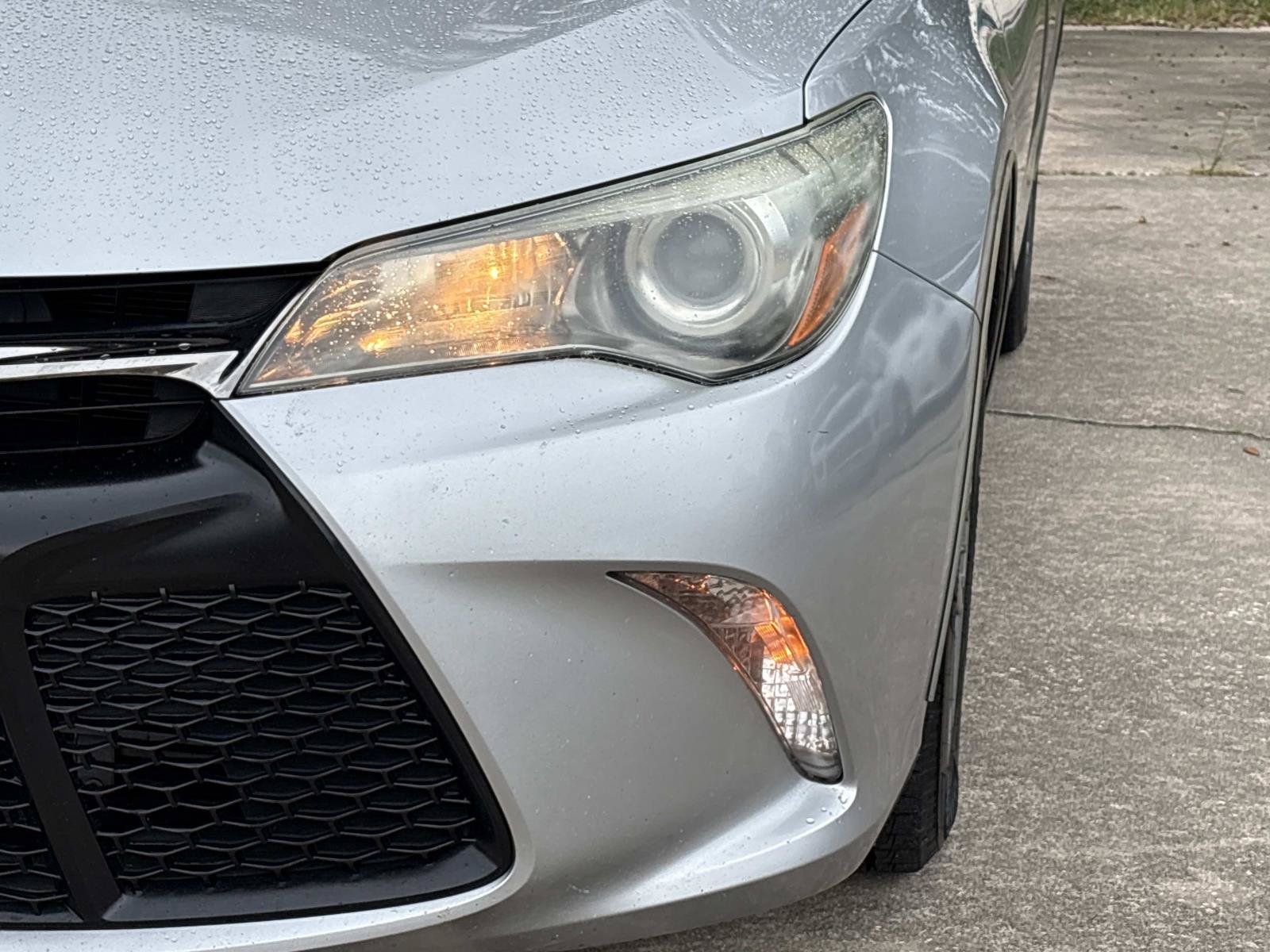 Used 2015 Toyota Camry SE w/ Moonroof Package FWD image 9