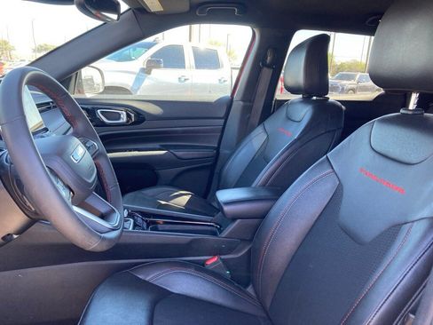 Used 2025 Jeep Compass Trailhawk image 9