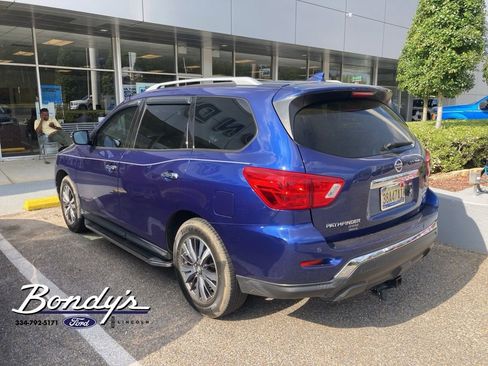 Used 2019 Nissan Pathfinder SV image 2