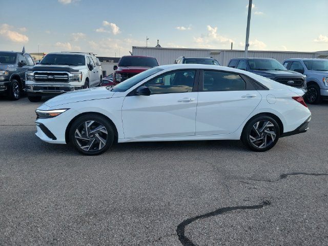 Used 2025 Hyundai Elantra Sport FWD image 2