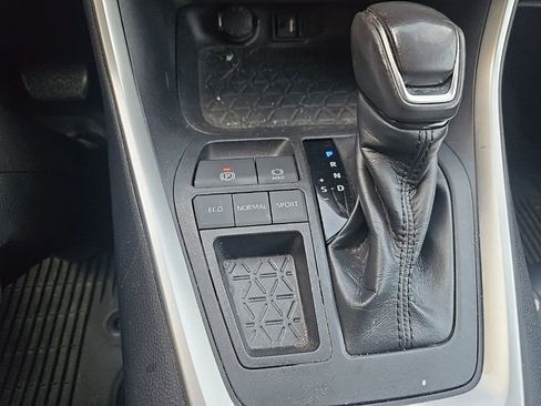 Used 2019 Toyota RAV4 XLE Premium image 19