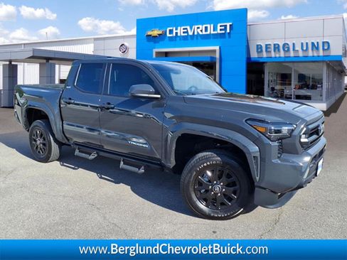 Used 2025 Toyota Tacoma SR5 AWD/4WD image 1