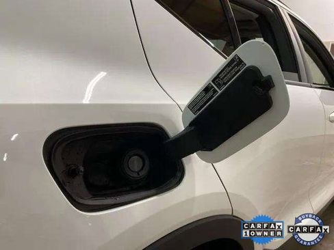 Used 2025 Volvo XC40 B5 Plus image 98