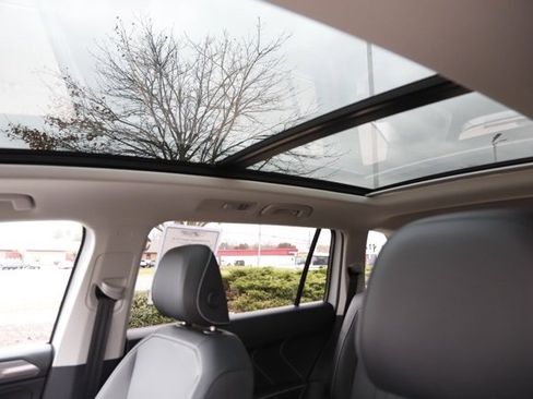 Used 2023 Volkswagen Tiguan SE w/ Panoramic Sunroof Package image 13