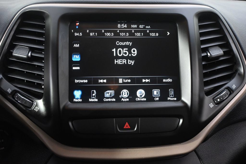 Used 2017 Jeep Cherokee Latitude w/ Cold Weather Group AWD/4WD image 28