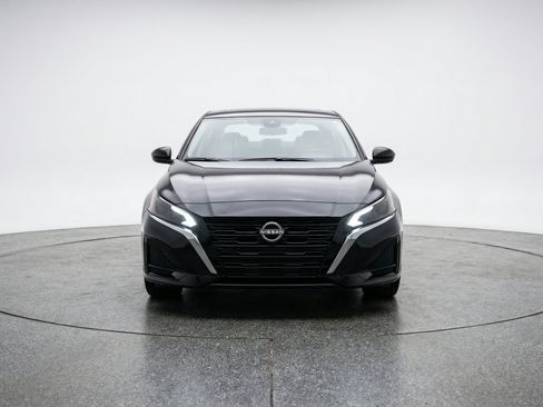Used 2025 Nissan Altima 2.5 SV FWD image 2