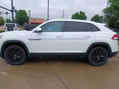 Used 2024 Volkswagen Atlas Cross Sport SE w/ Panoramic Sunroof Package FWD image 4