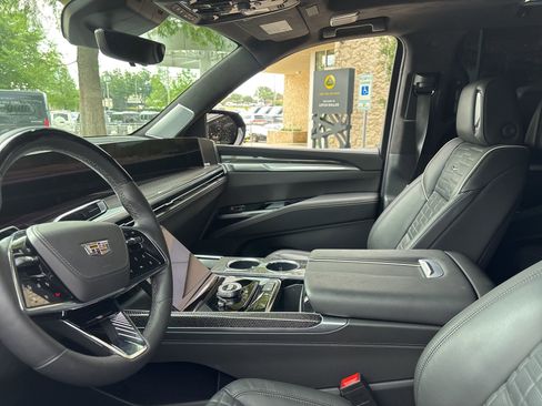 Used 2025 Cadillac Escalade V AWD/4WD image 5