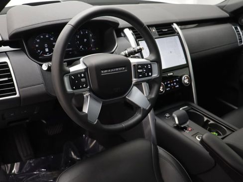 Used 2025 Land Rover Discovery S image 6