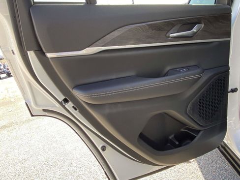 New 2025 Jeep Grand Cherokee Limited image 13