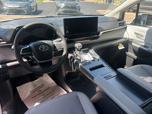 New 2026 Toyota Sienna XLE FWD image 3