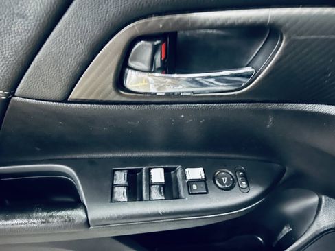 Used 2017 Honda Accord Sport image 19