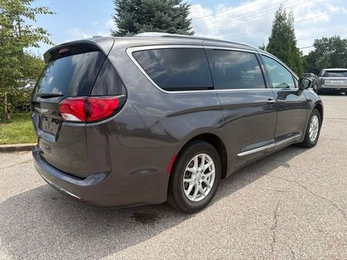 Used 2020 Chrysler Pacifica Touring-L FWD image 5