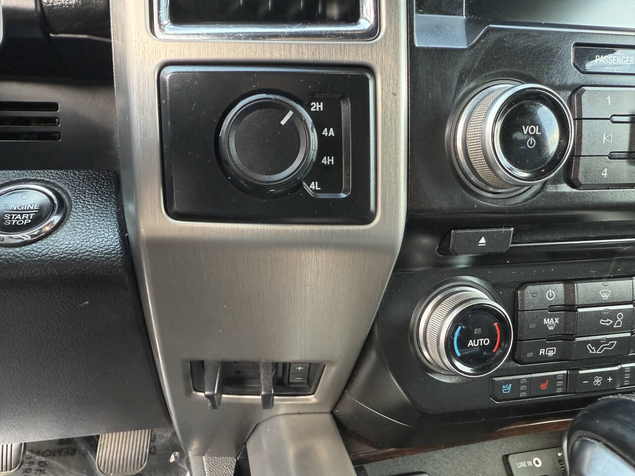 Used 2015 Ford F150 Platinum w/ Equipment Group 701A Luxury AWD/4WD image 19