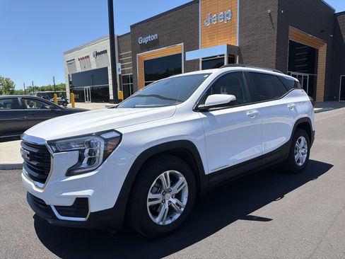 Used 2022 GMC Terrain SLE w/ Driver Convenience Package FWD image 1