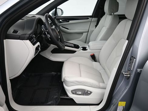Certified 2025 Porsche Macan image 7