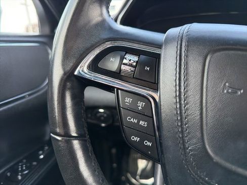 Used 2018 Lincoln Continental Select image 35