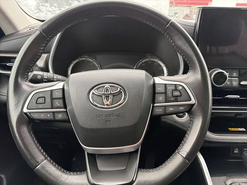 Used 2024 Toyota Highlander XLE image 12
