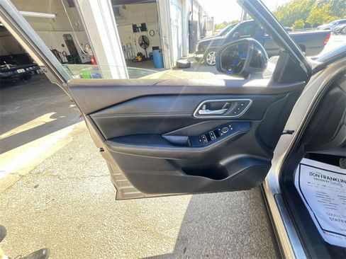 Used 2021 Nissan Rogue Platinum image 13