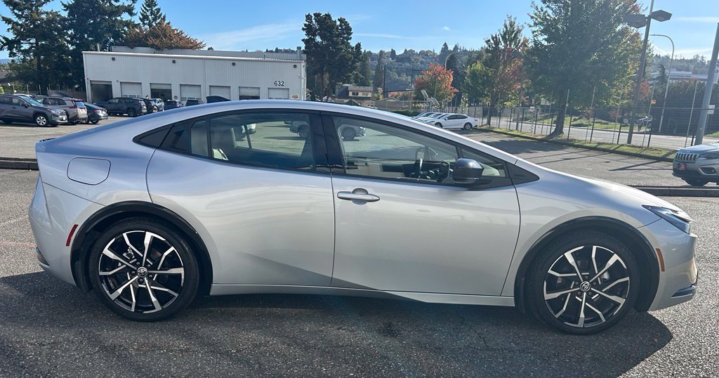 Certified 2025 Toyota Prius Plug-In Hybrid FWD image 4