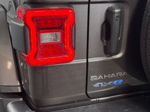 Used 2025 Jeep Wrangler Unlimited Sahara AWD/4WD image 12