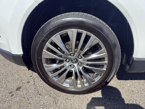 Certified 2024 Toyota Venza XLE image 9