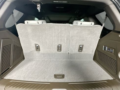 Used 2024 GMC Yukon SLT w/ SLT Luxury Package image 27