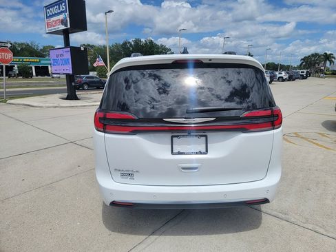 Used 2026 Chrysler Pacifica Pinnacle image 4